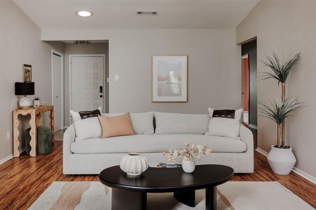 9219 Independence Loop