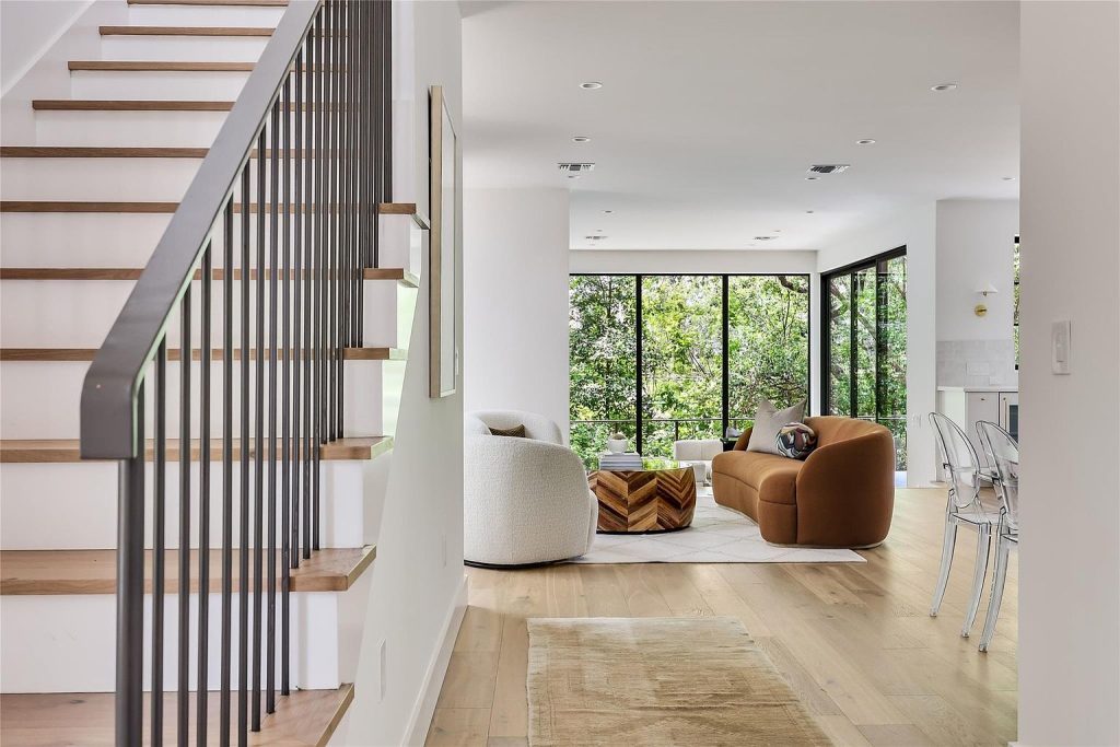 1120 Bluebonnet Lane
