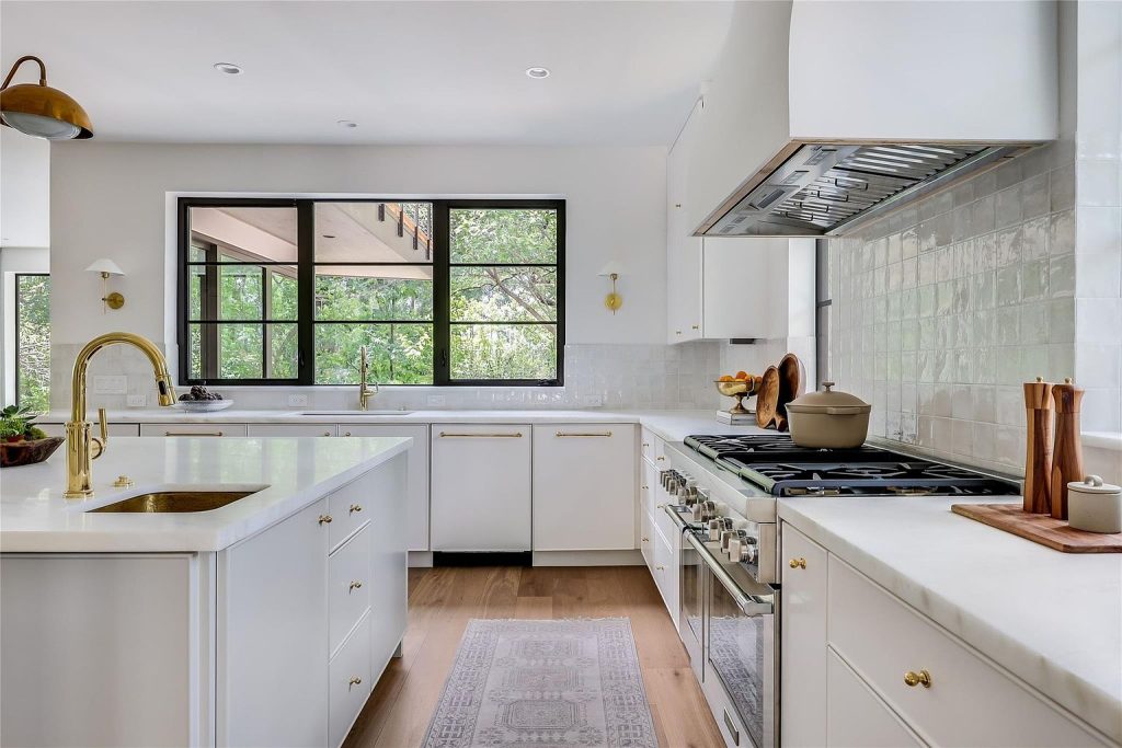1120 Bluebonnet Lane