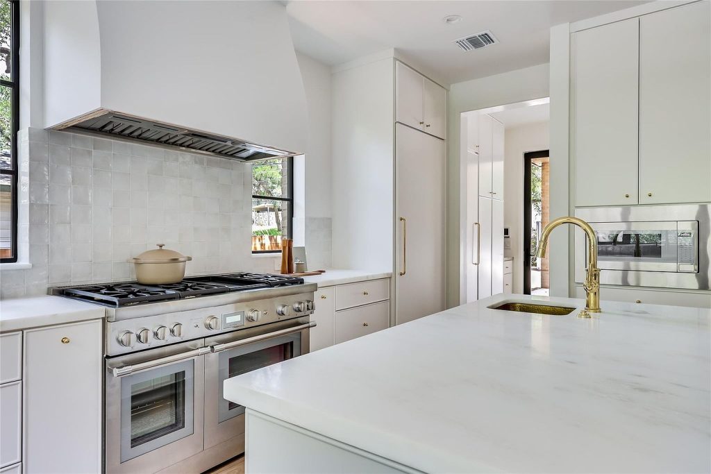 1120 Bluebonnet Lane
