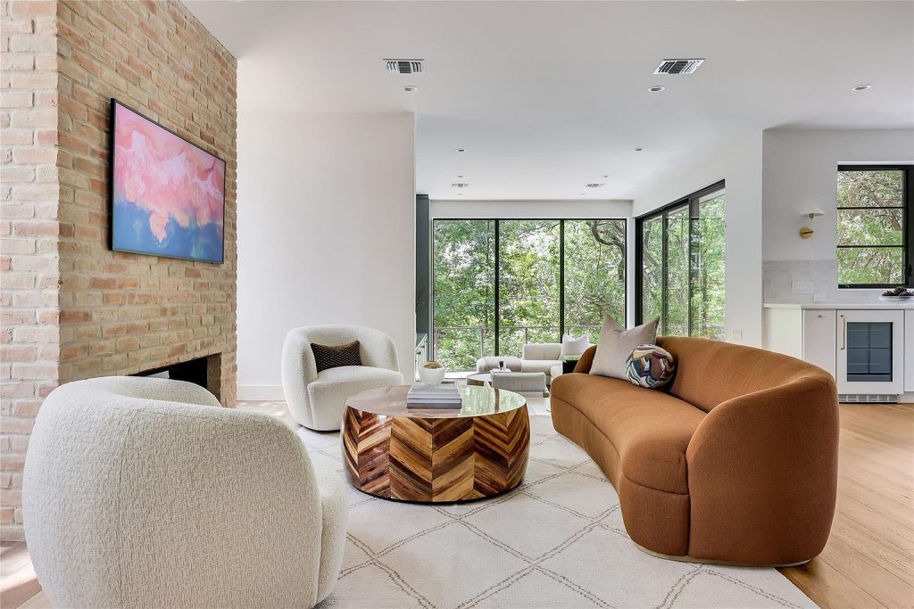1120 Bluebonnet Lane