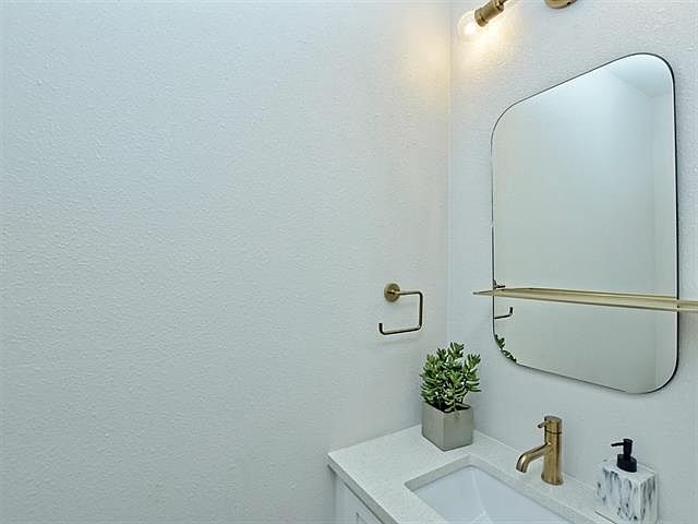 5721 Louise Lane