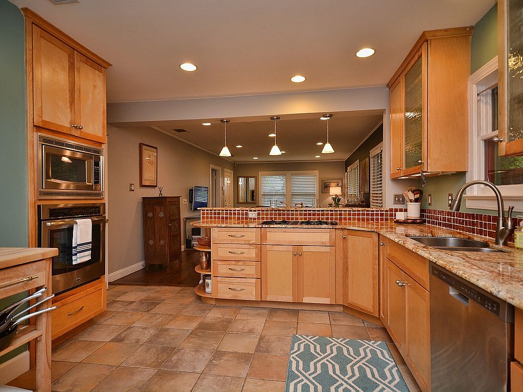 810 East 48th Street