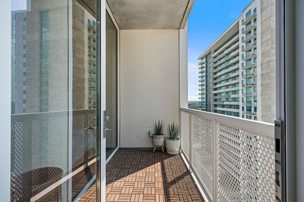 301 West Avenue #2009
