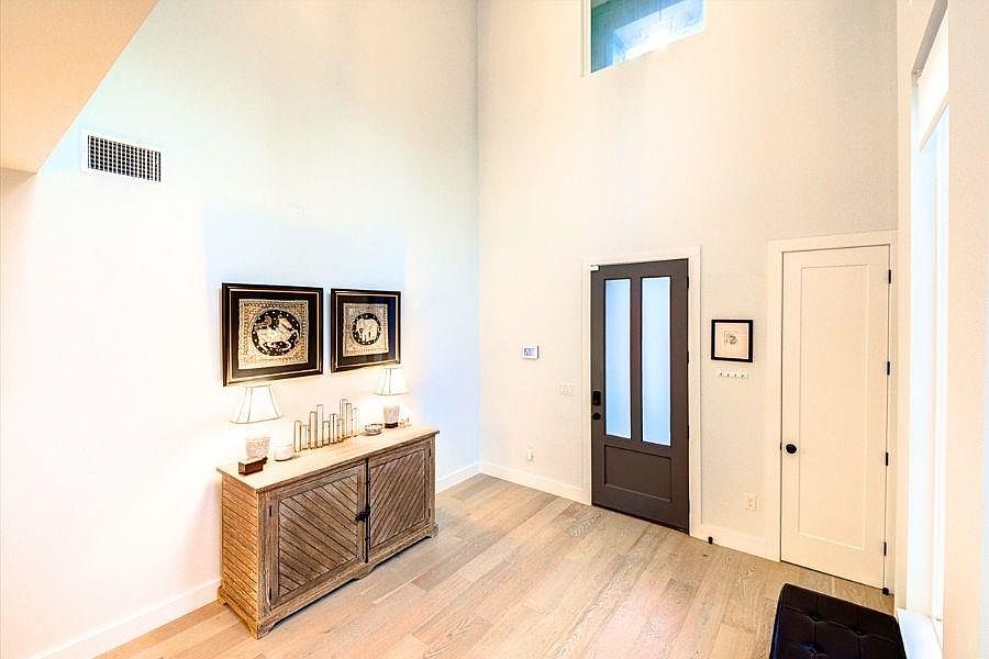 916 E 50th Street #1