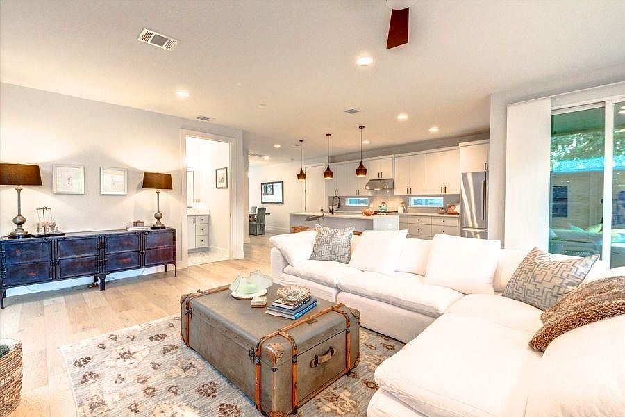 916 E 50th Street #1