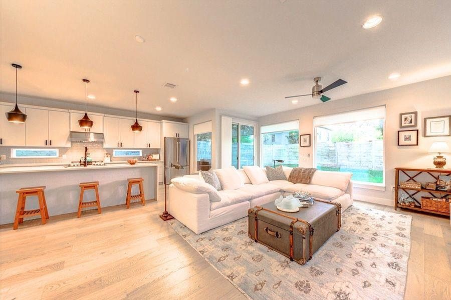 916 E 50th Street #1