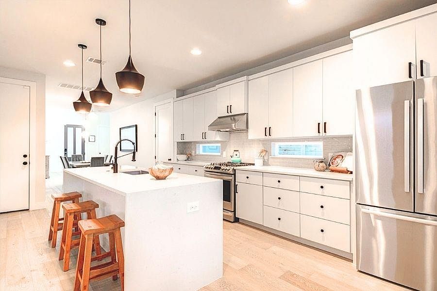 916 E 50th Street #1