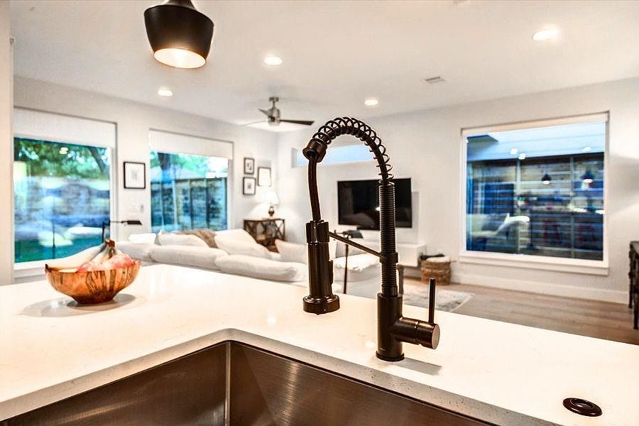 916 E 50th Street #1