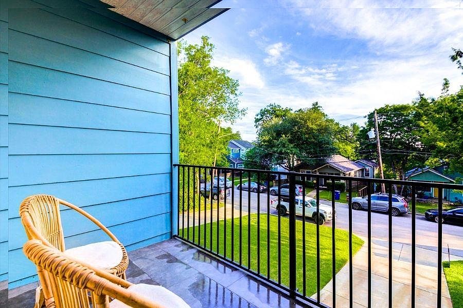 916 E 50th Street #1