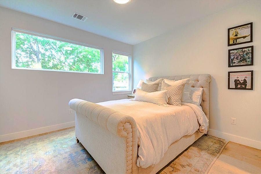 916 E 50th Street #1