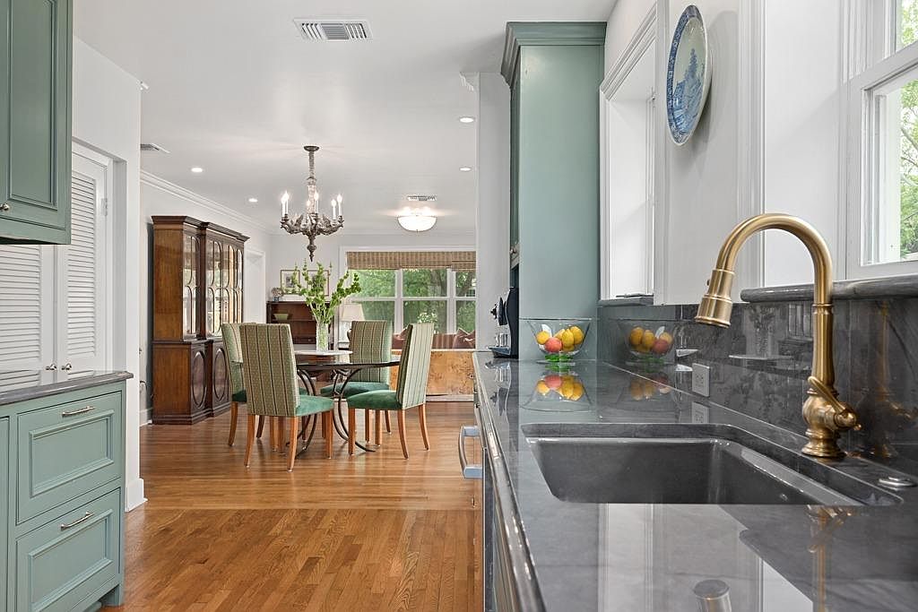 1908 W 37th Street