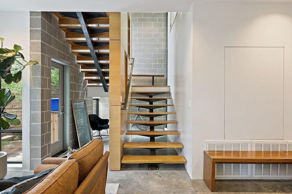 801 The High Road