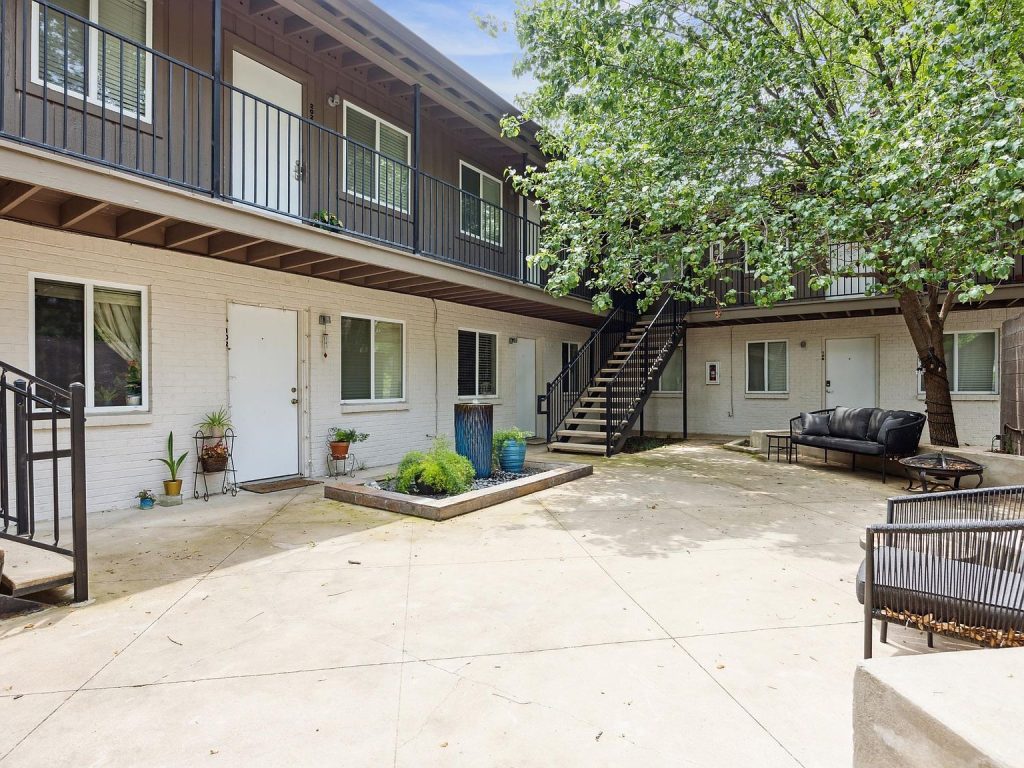 1503 W 9th Street APT 204