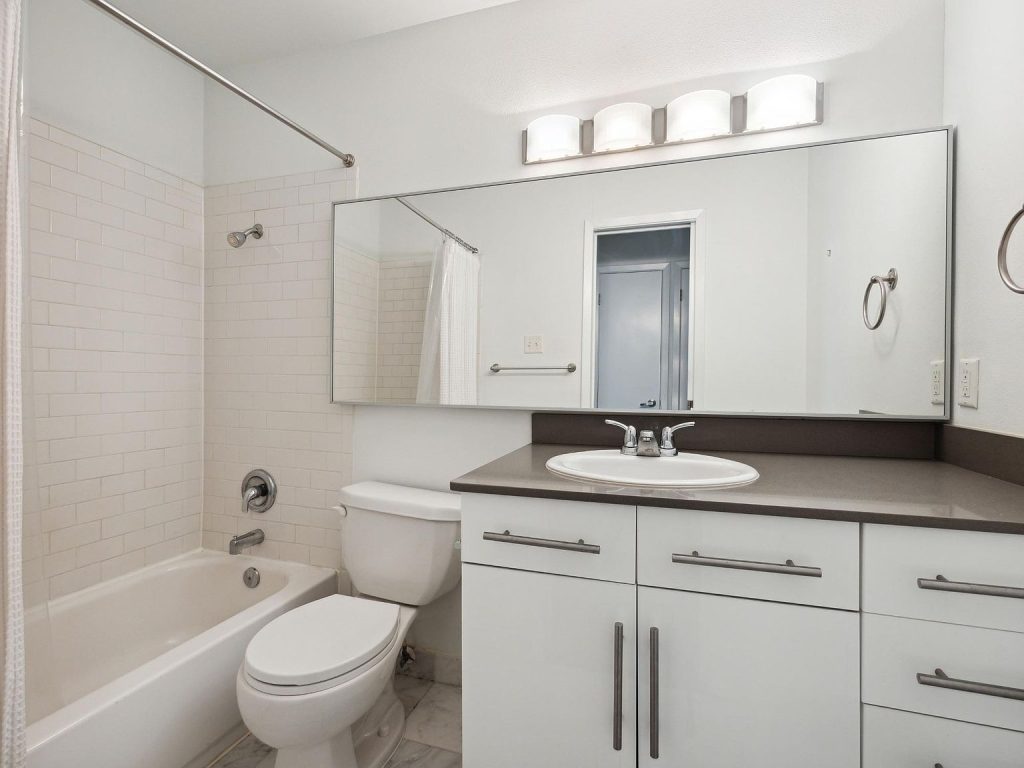 1503 W 9th Street APT 204
