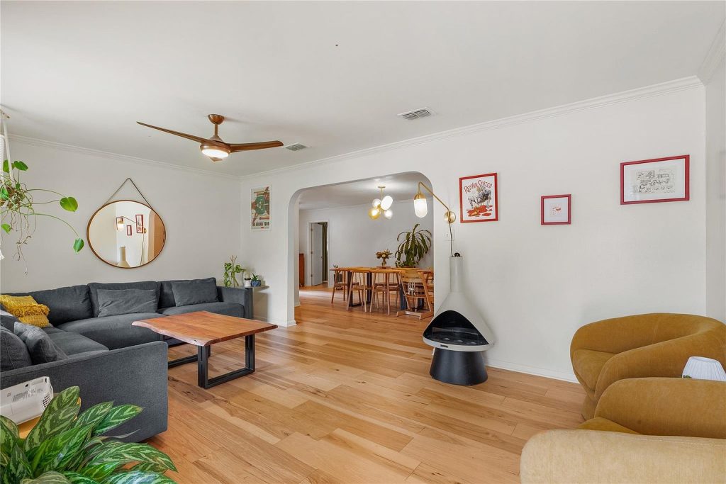 7523 Meadowview Lane