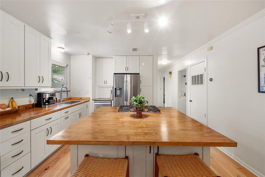 7523 Meadowview Lane