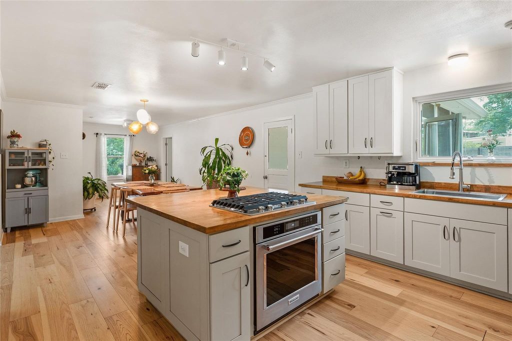 7523 Meadowview Lane
