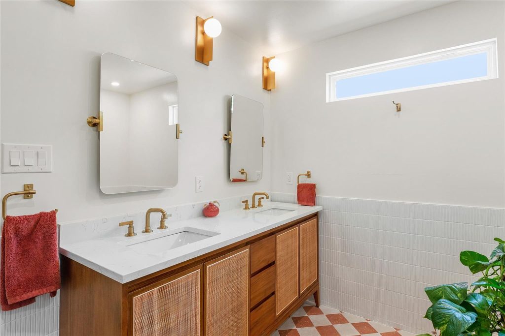 7523 Meadowview Lane