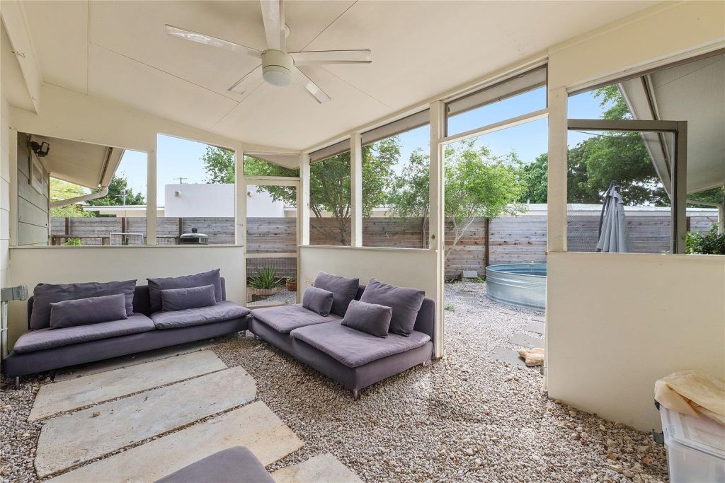 7523 Meadowview Lane