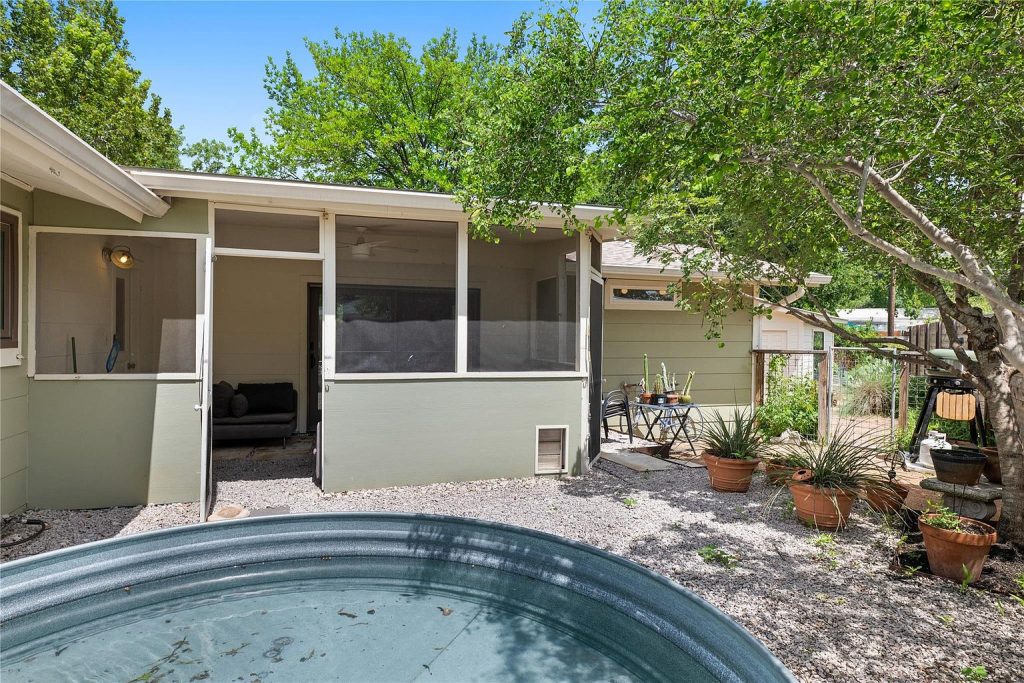 7523 Meadowview Lane