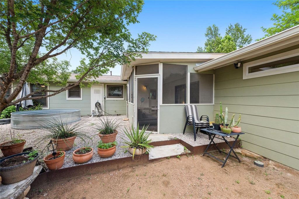 7523 Meadowview Lane