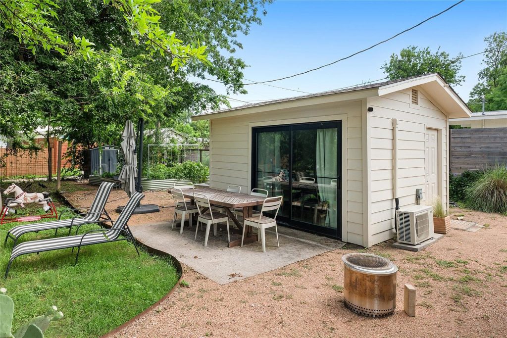 7523 Meadowview Lane
