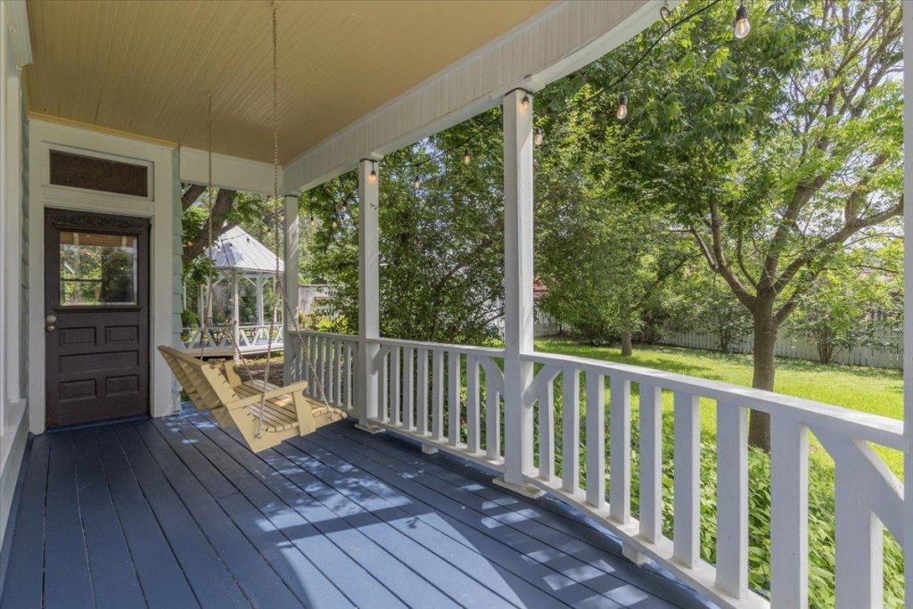 702 E Main St