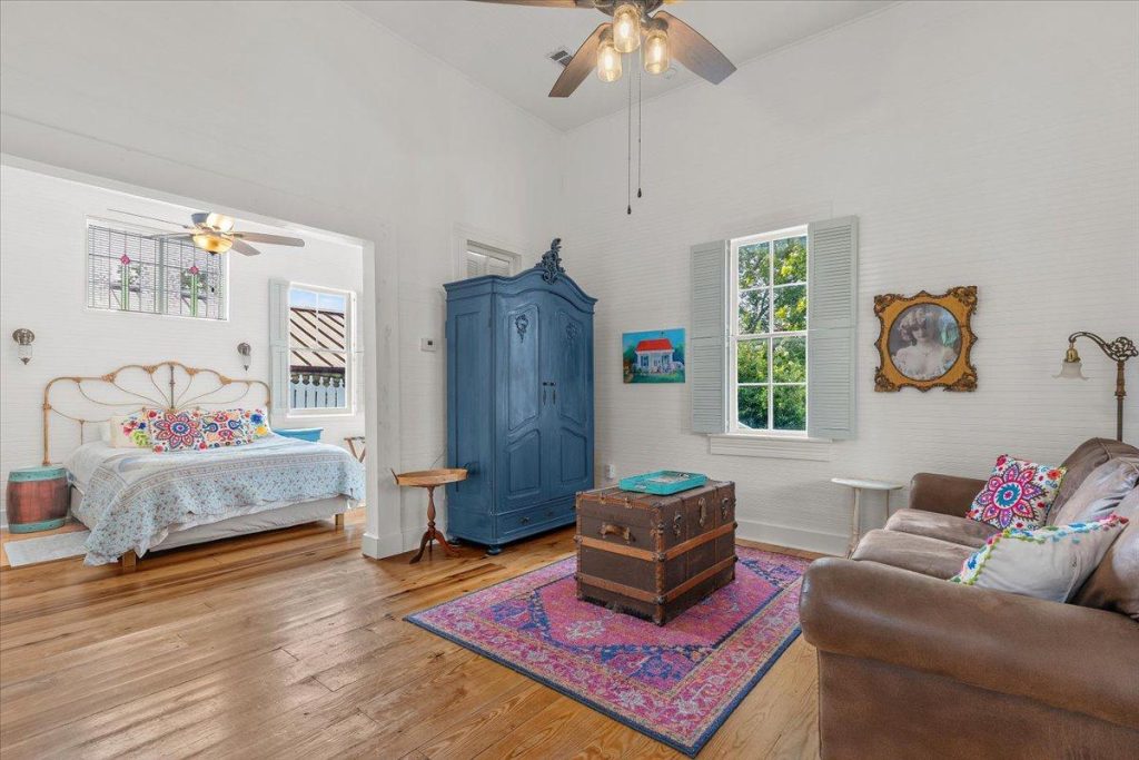 702 E Main St