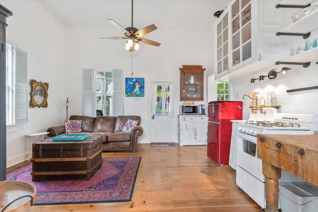 702 E Main St