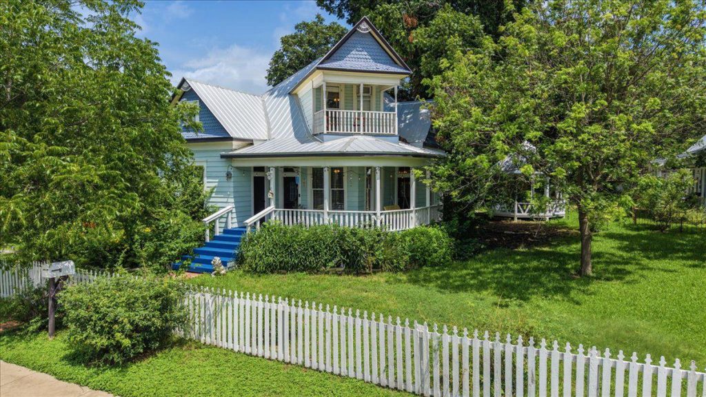 702 E Main St