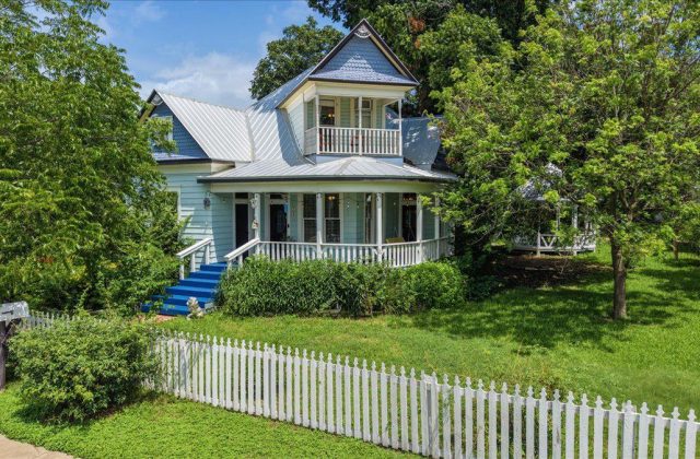 702 E Main St