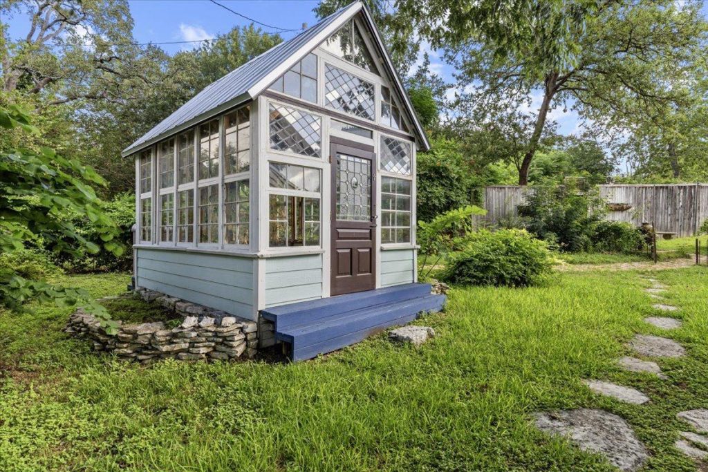 702 E Main St