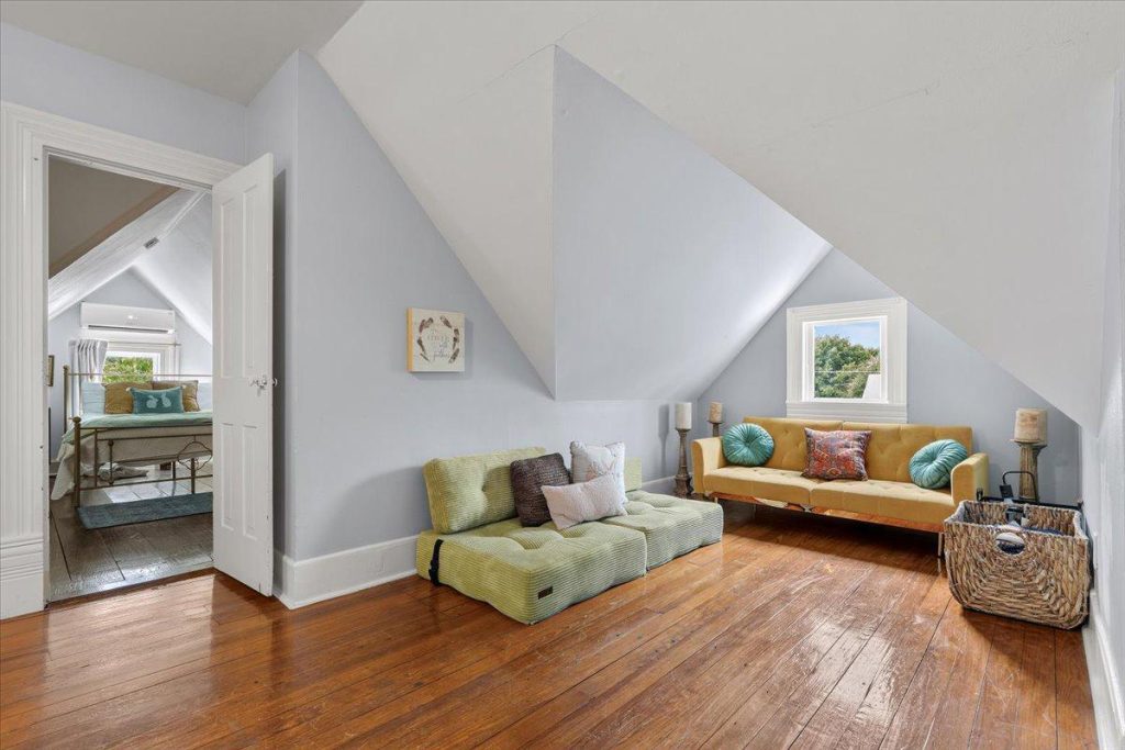 702 E Main St