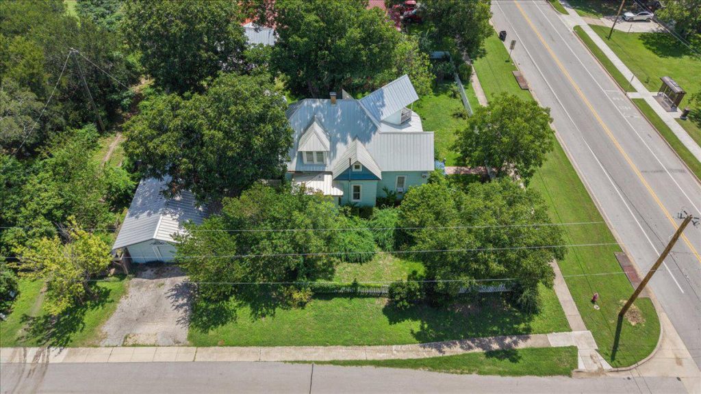 702 E Main St