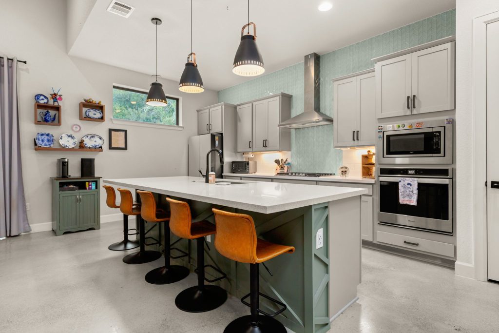 1214 Deloney