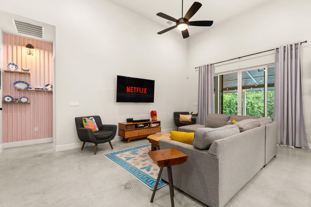 1214 Deloney