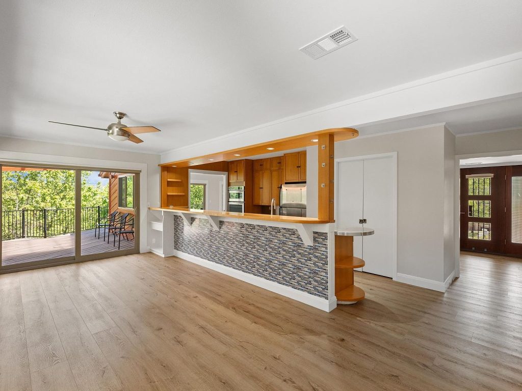 5104 Beverly Hills Dr