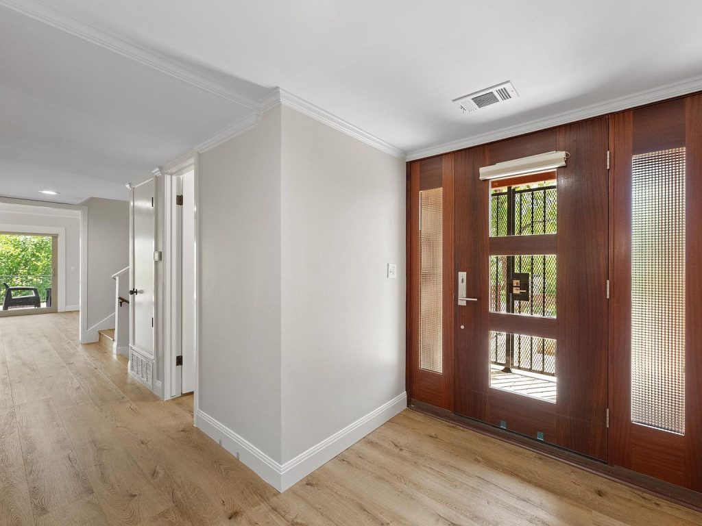 5104 Beverly Hills Dr