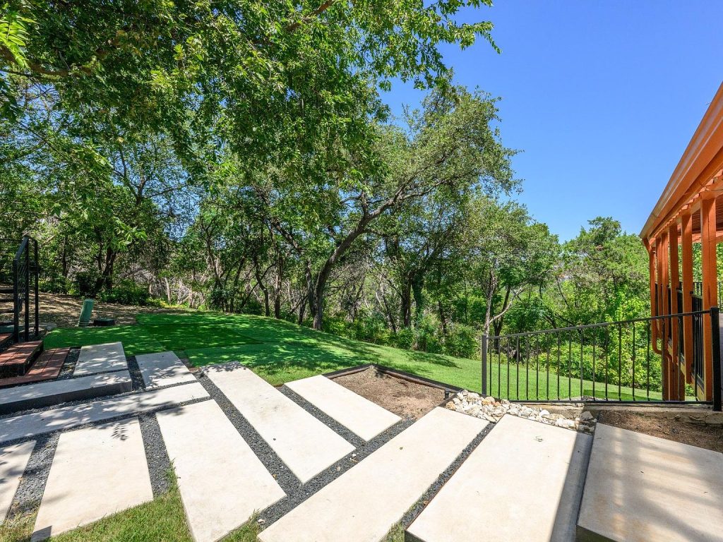 5104 Beverly Hills Dr